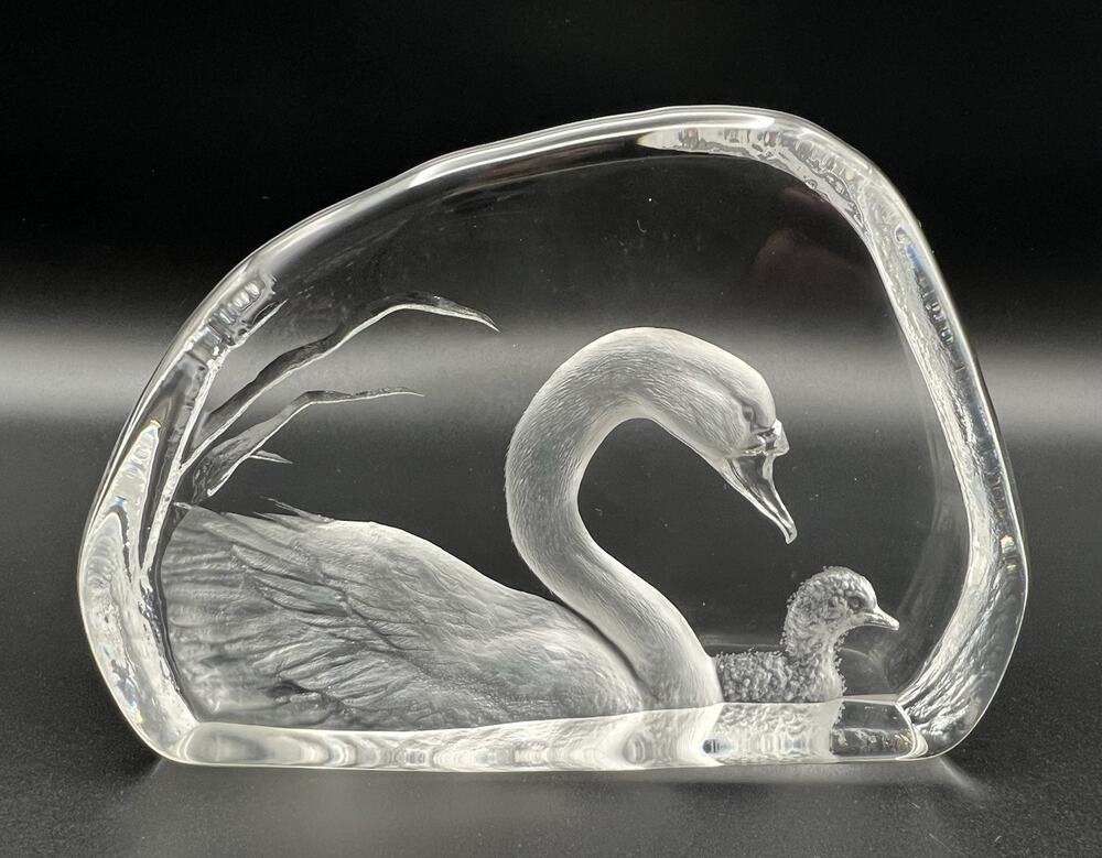 MATS JONASSON Crystal Paperweight 4” Mama Swan & Baby SCULPTURE Sweden Signed